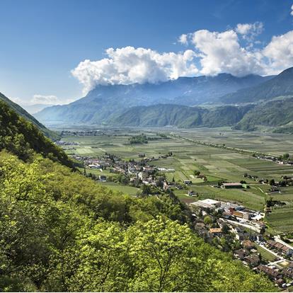 Das Dorf Burgstall bei Lana nahe Meran in Südtirol